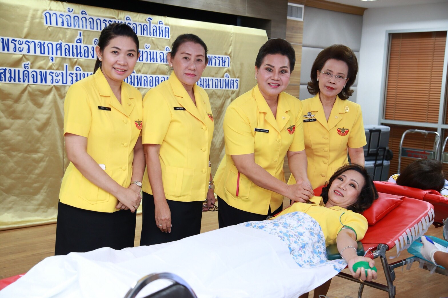 ๐๑๕ เมื่อวันที่ ๒๗ พฤศจิกายน ๒๕๖๐ คุณธนพร พฤกษาไพรบูลย์ เป็นผู้แทนนายกสมาคมภริยาฯ พร้อมด้วยคณะกรรมการฯ ร่วมกิจกรรมบริจาคโลหิตเพื่อถวายเป็นพระราชกุศล เนื่องในวันคล้ายวันเฉลิมพระชนมพรรษา พระบาทสมเด็จพระปรมินทรมหาภูมิพลอดุลยเดช บรมนาถบพิตร ณ ห้อง สนผ.กห.ชั้น ๑ อาคารสำนักงานปลัดกระทรวงกลาโหม (ศรีสมาน)