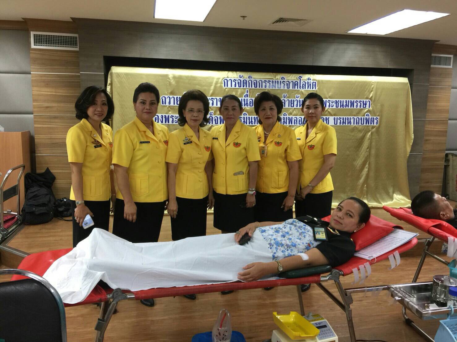 ๐๑๕ เมื่อวันที่ ๒๗ พฤศจิกายน ๒๕๖๐ คุณธนพร พฤกษาไพรบูลย์ เป็นผู้แทนนายกสมาคมภริยาฯ พร้อมด้วยคณะกรรมการฯ ร่วมกิจกรรมบริจาคโลหิตเพื่อถวายเป็นพระราชกุศล เนื่องในวันคล้ายวันเฉลิมพระชนมพรรษา พระบาทสมเด็จพระปรมินทรมหาภูมิพลอดุลยเดช บรมนาถบพิตร ณ ห้อง สนผ.กห.ชั้น ๑ อาคารสำนักงานปลัดกระทรวงกลาโหม (ศรีสมาน)
