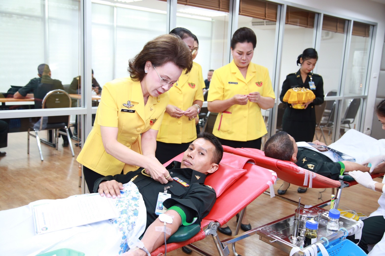 ๐๑๕ เมื่อวันที่ ๒๗ พฤศจิกายน ๒๕๖๐ คุณธนพร พฤกษาไพรบูลย์ เป็นผู้แทนนายกสมาคมภริยาฯ พร้อมด้วยคณะกรรมการฯ ร่วมกิจกรรมบริจาคโลหิตเพื่อถวายเป็นพระราชกุศล เนื่องในวันคล้ายวันเฉลิมพระชนมพรรษา พระบาทสมเด็จพระปรมินทรมหาภูมิพลอดุลยเดช บรมนาถบพิตร ณ ห้อง สนผ.กห.ชั้น ๑ อาคารสำนักงานปลัดกระทรวงกลาโหม (ศรีสมาน)