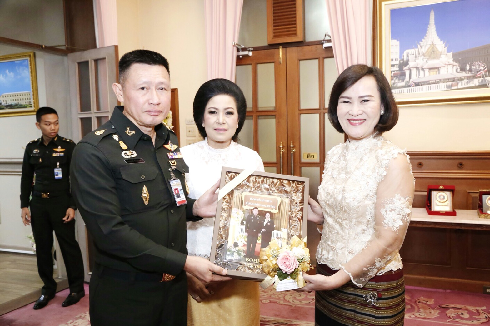 ๐๓๓ เมื่อวันที่ ๔ มกราคม ๒๕๖๑ คุณวิไลวรรณ นาเงิน อุปนายกสมาคมภริยาฯ นำคณะกรรมการสมาคมฯ เข้าอำนวยพรและขอรับพรจาก พล.อ.เทพพงศ์ ทิพยจันทร์ ปลัดกระทรวงกลาโหม และคุณนริศรา ทิพยจันทร์ นายกสมาคมฯ เนื่องในเทศกาลวันขึ้นปีใหม่ พุทธศักราช ๒๕๖๑ ณห้องสนามไชย ภายในศาลาว่าการกลาโหม
