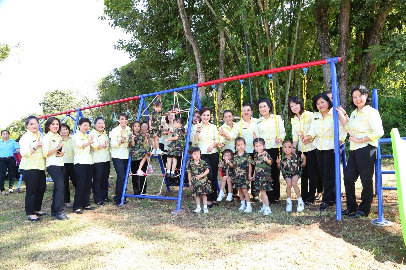 ๑๐๒ เมื่อวันที่ ๘ กันยายน ๒๕๖๑ นายกสมาคมภริยาฯ เป็นประธานมอบเครื่องเล่นสนามกลางแจ้ง ให้กับ ศูนย์พัฒนาปิโตรเลียมภาคเหนือ(อ.ฝาง) ณ สนามเด็กเล่นเขตบ้านพัก ร้อย ช.ศพปน.พท.ศอพท.