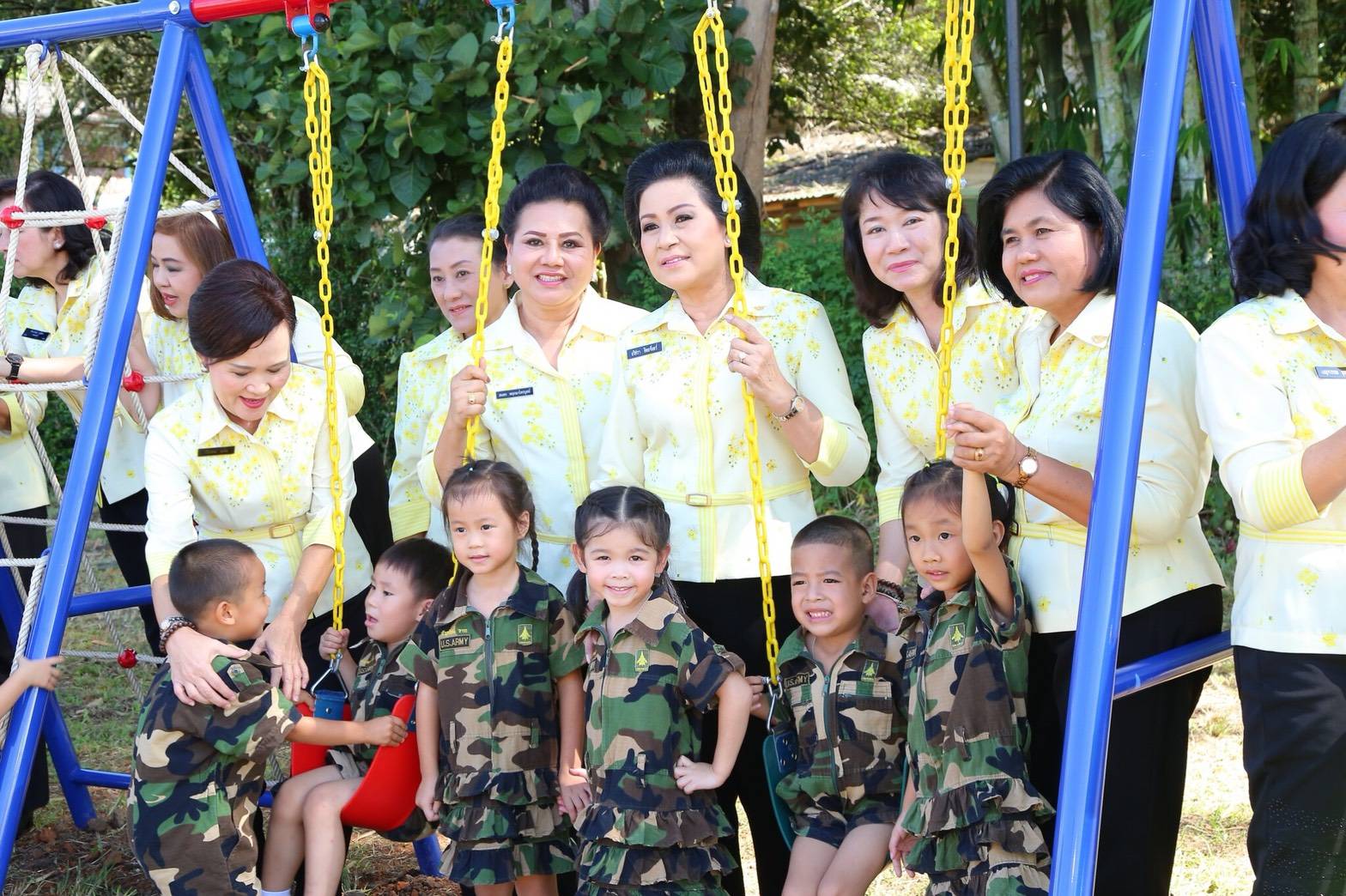 ๑๐๒ เมื่อวันที่ ๘ กันยายน ๒๕๖๑ นายกสมาคมภริยาฯ เป็นประธานมอบเครื่องเล่นสนามกลางแจ้ง ให้กับ ศูนย์พัฒนาปิโตรเลียมภาคเหนือ(อ.ฝาง) ณ สนามเด็กเล่นเขตบ้านพัก ร้อย ช.ศพปน.พท.ศอพท.