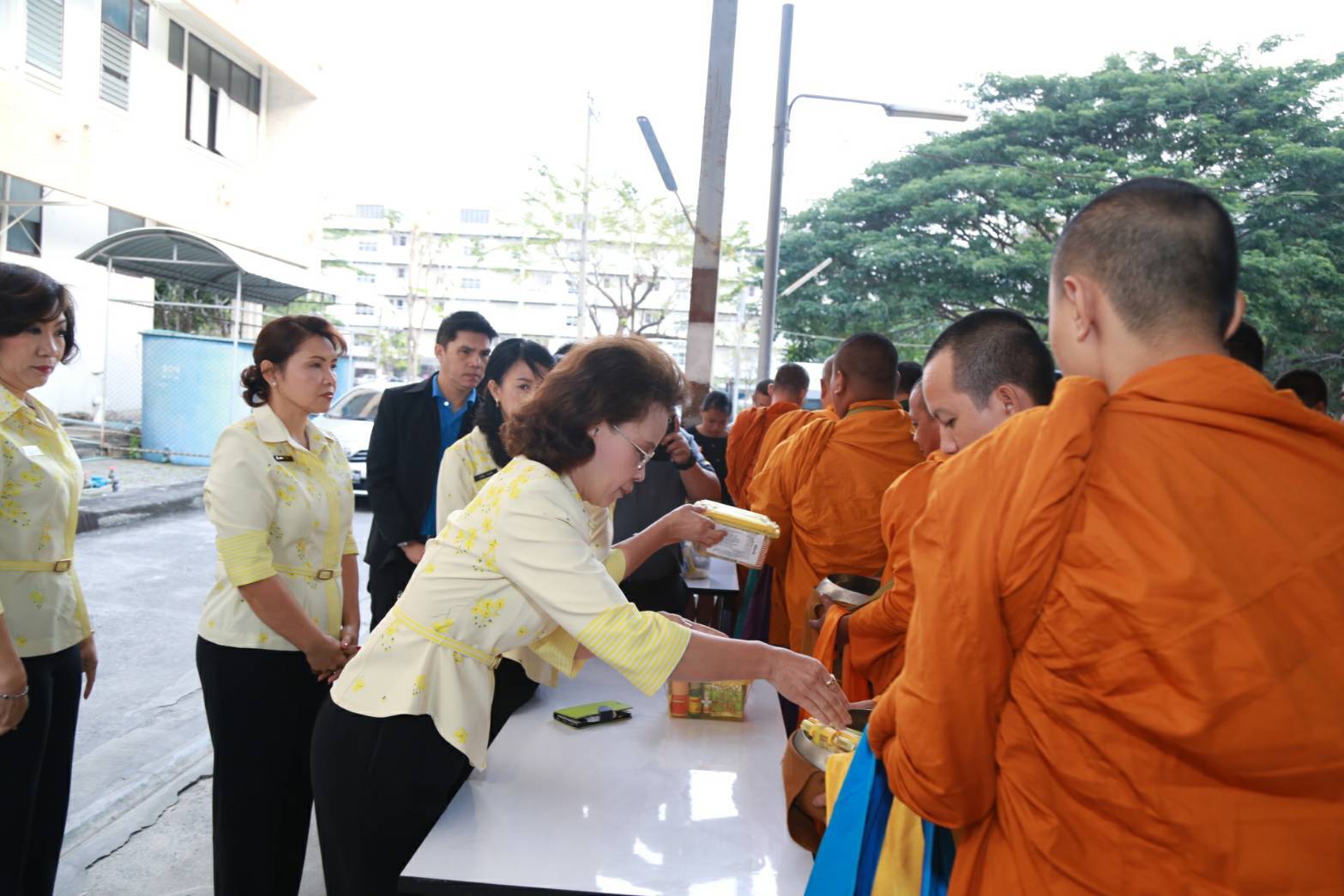๐๔๐ เมื่อวันที่ ๑๓ มกราคม ๒๕๖๑ คุณนวลจันทร์ พูนสวัสดิ์ เป็นผู้แทนนายกสมาคมภริยาฯ พร้อมด้วยคณะกรรมการสมาคมฯ ร่วมงานวันเด็กแห่งชาติ ณ อาคารที่พักอาศัย พื้นที่แขวงบางจาก