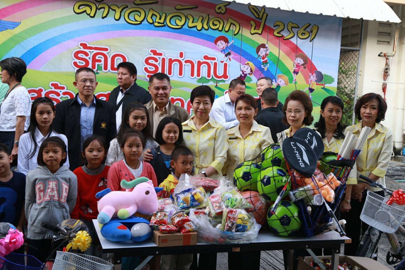 ๐๔๐ เมื่อวันที่ ๑๓ มกราคม ๒๕๖๑ คุณนวลจันทร์ พูนสวัสดิ์ เป็นผู้แทนนายกสมาคมภริยาฯ พร้อมด้วยคณะกรรมการสมาคมฯ ร่วมงานวันเด็กแห่งชาติ ณ อาคารที่พักอาศัย พื้นที่แขวงบางจาก