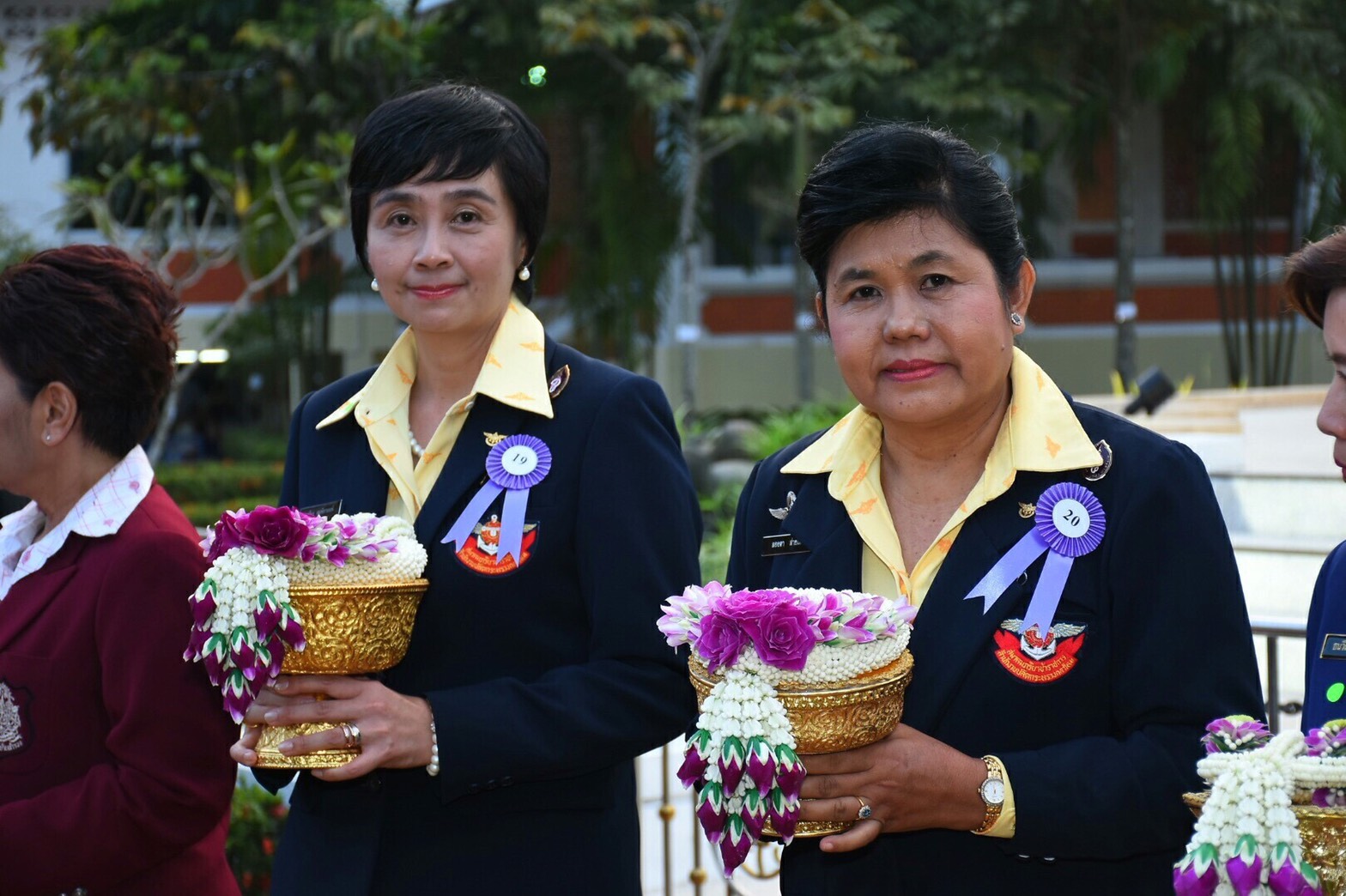 ๐๑๑ เมื่อวันที่ ๑ พฤศจิกายน ๒๕๖๐ น.ท.หญิง ศศิธร ลุมพิกานนท์ ร.น. อุปนายกสมาคมภริยาฯ เป็นผู้แทนนายกสมาคมฯ นำคณะกรรมการสมาคมฯ ร่วมรับเสด็จพระเจ้าวรวงศ์เธอ พระองค์เจ้าโสมสวลี พระวรราชาทินัดดามาตุ และร่วมทำบุญถวายผ้าพระกฐิน ณ วัดหนองน้ำขุ่น ต.วังหว้า อ.แกลง จ.ระยอง
