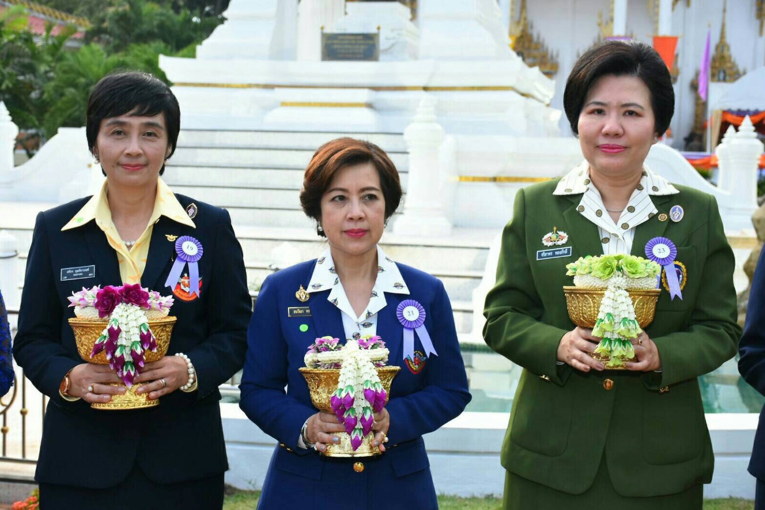 ๐๑๑ เมื่อวันที่ ๑ พฤศจิกายน ๒๕๖๐ น.ท.หญิง ศศิธร ลุมพิกานนท์ ร.น. อุปนายกสมาคมภริยาฯ เป็นผู้แทนนายกสมาคมฯ นำคณะกรรมการสมาคมฯ ร่วมรับเสด็จพระเจ้าวรวงศ์เธอ พระองค์เจ้าโสมสวลี พระวรราชาทินัดดามาตุ และร่วมทำบุญถวายผ้าพระกฐิน ณ วัดหนองน้ำขุ่น ต.วังหว้า อ.แกลง จ.ระยอง