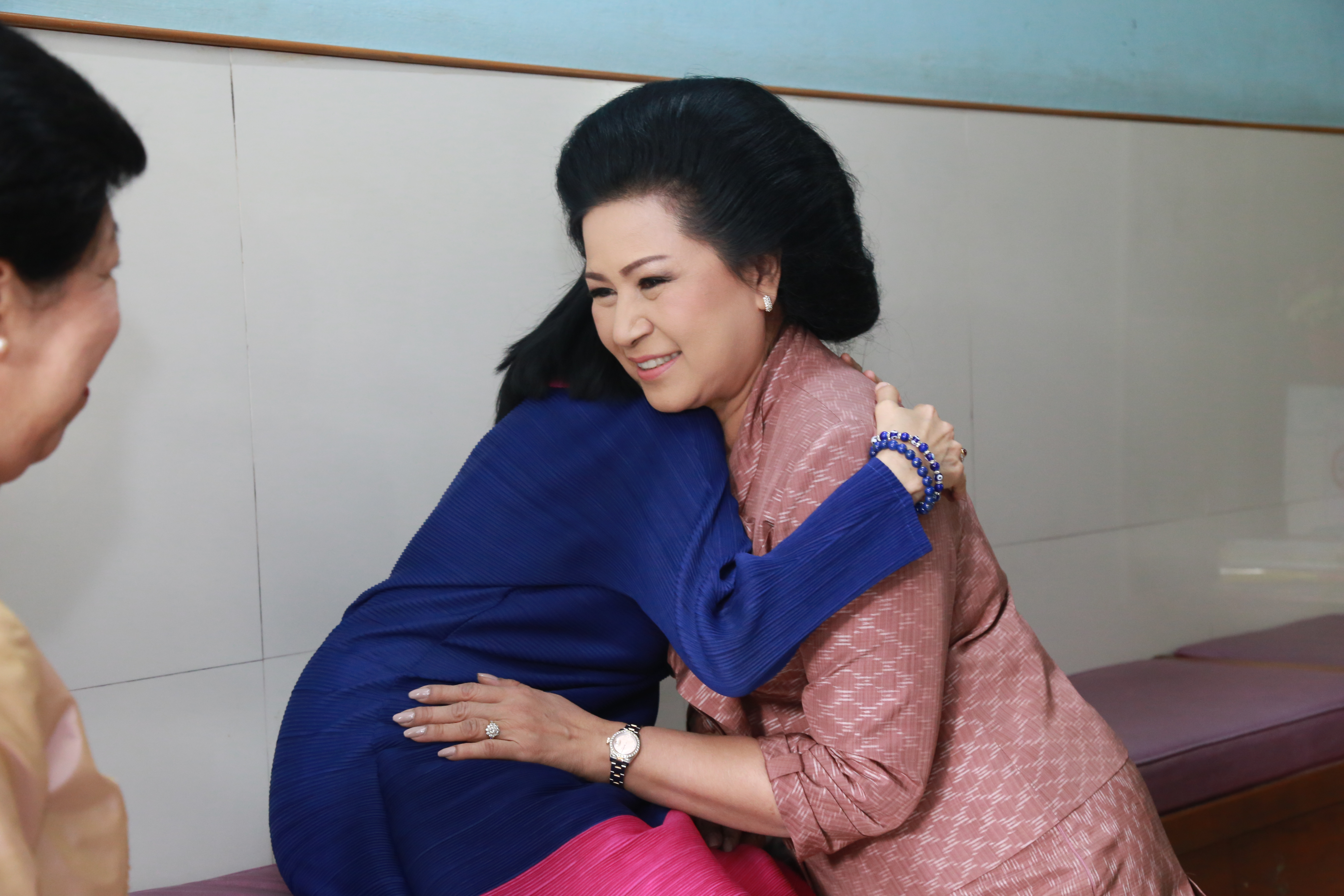 ๐๓๐ เมื่อวันที่ ๒๘ ธันวาคม ๒๕๖๐ นายกสมาคมภริยาฯ พร้อมด้วยคณะกรรมการฯ เข้าอำนวยพรและขอรับพรเนื่องในโอกาสวันขึ้นปีใหม่ จากทันตแพทย์หญิง รัตนาวดี ทองเล็ก อดีตนายกสมาคมฯ ณ ราชวัตรคลินิก เขตดุสิต กรุงเทพฯ