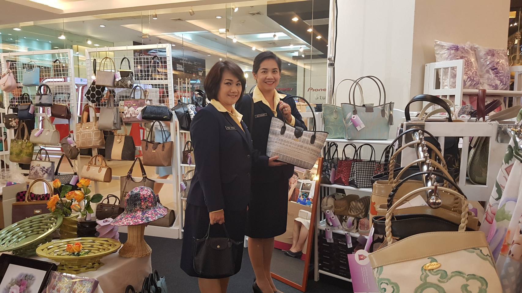 ๑๐๖ เมื่อวันที่ ๑๙ กันยายน ๒๕๖๑ คุณทิชา วรวรรณปรีชา เป็นผู้แทนนายกสมาคมภริยาฯ พร้อมด้วยคุณวธัญญา ภัทรพัลลภ กรรมการสมาคมฯ ร่วมพิธีเปิดงาน "สานสายใย เพื่อผลิตภัณฑ์สายใจไทย ๒๕๖๑" ณ Lifestyle Hall ชั้น ๒ ศูนย์การค้าสยามพารากอน ถนนพระราม ๑ เขตปทุมวัน กรุงเทพฯ