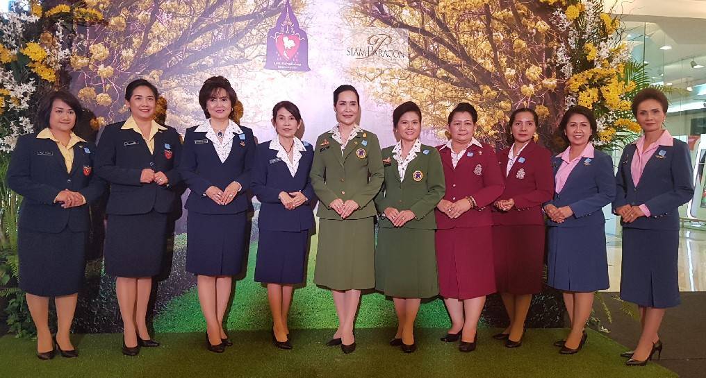 ๑๐๖ เมื่อวันที่ ๑๙ กันยายน ๒๕๖๑ คุณทิชา วรวรรณปรีชา เป็นผู้แทนนายกสมาคมภริยาฯ พร้อมด้วยคุณวธัญญา ภัทรพัลลภ กรรมการสมาคมฯ ร่วมพิธีเปิดงาน "สานสายใย เพื่อผลิตภัณฑ์สายใจไทย ๒๕๖๑" ณ Lifestyle Hall ชั้น ๒ ศูนย์การค้าสยามพารากอน ถนนพระราม ๑ เขตปทุมวัน กรุงเทพฯ