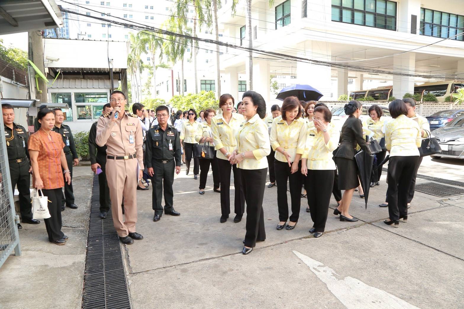 ๐๗๒ เมื่อวันที่ ๖ มิถุนายน ๒๕๖๑ นายกสมาคมภริยาฯ พร้อมด้วยคณะกรรมการสมาคมฯ เดินทางไปตรวจเยี่ยมโครงการต่างๆ ตามนโยบาย ในพื้นที่พักอาศัยประชาชื่น กองพันทหารสารวัตร สำนักงานปลัดกระทรวงกลาโหม พื้นที่พักอาศัยศรีสมาน และพื้นที่พักอาศัยแจ้งวัฒนะ