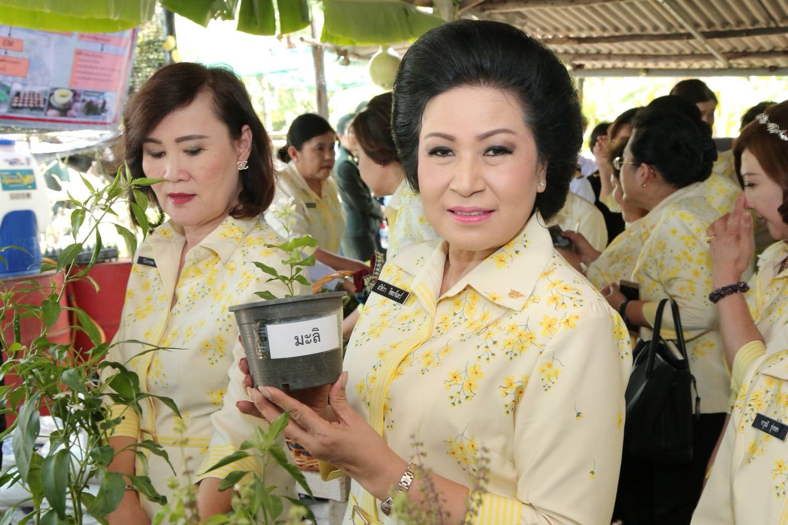 ๐๗๒ เมื่อวันที่ ๖ มิถุนายน ๒๕๖๑ นายกสมาคมภริยาฯ พร้อมด้วยคณะกรรมการสมาคมฯ เดินทางไปตรวจเยี่ยมโครงการต่างๆ ตามนโยบาย ในพื้นที่พักอาศัยประชาชื่น กองพันทหารสารวัตร สำนักงานปลัดกระทรวงกลาโหม พื้นที่พักอาศัยศรีสมาน และพื้นที่พักอาศัยแจ้งวัฒนะ