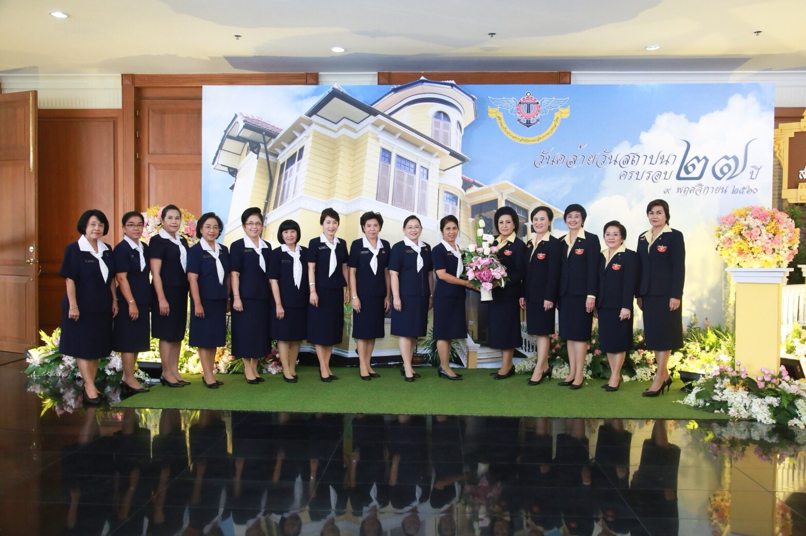 ๐๑๒ เมื่อวันที่ ๙ พฤศจิกายน ๒๕๖๐ นายกสมาคมภริยาฯ เป็นประธานจัดงานวันคล้ายวันสถาปนาสมาคมฯ ครบรอบ ๒๗ ปี ณ ที่ทำการสมาคมฯ (ตึกโดม) ภายในกรมการพลังงานทหาร ศูนย์การอุตสาหกรรมป้องกันประเทศและพลังงานทหาร เขตราชเทวี และ ห้องพินิตประชานาถในศาลาว่าการกลาโหม