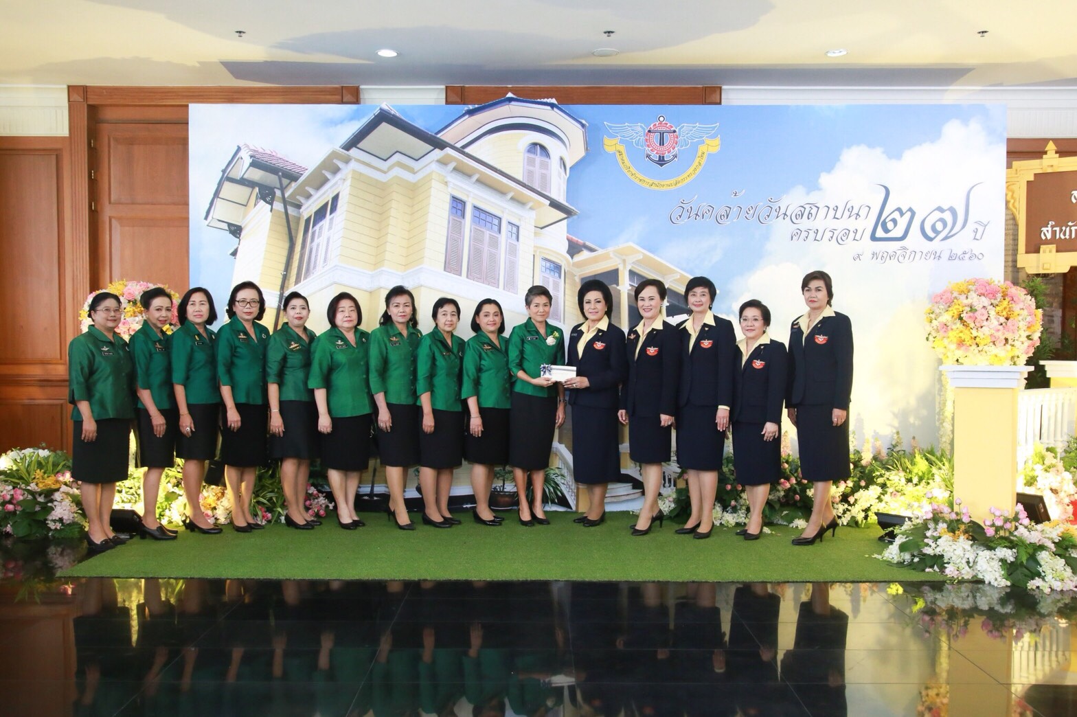 ๐๑๒ เมื่อวันที่ ๙ พฤศจิกายน ๒๕๖๐ นายกสมาคมภริยาฯ เป็นประธานจัดงานวันคล้ายวันสถาปนาสมาคมฯ ครบรอบ ๒๗ ปี ณ ที่ทำการสมาคมฯ (ตึกโดม) ภายในกรมการพลังงานทหาร ศูนย์การอุตสาหกรรมป้องกันประเทศและพลังงานทหาร เขตราชเทวี และ ห้องพินิตประชานาถในศาลาว่าการกลาโหม
