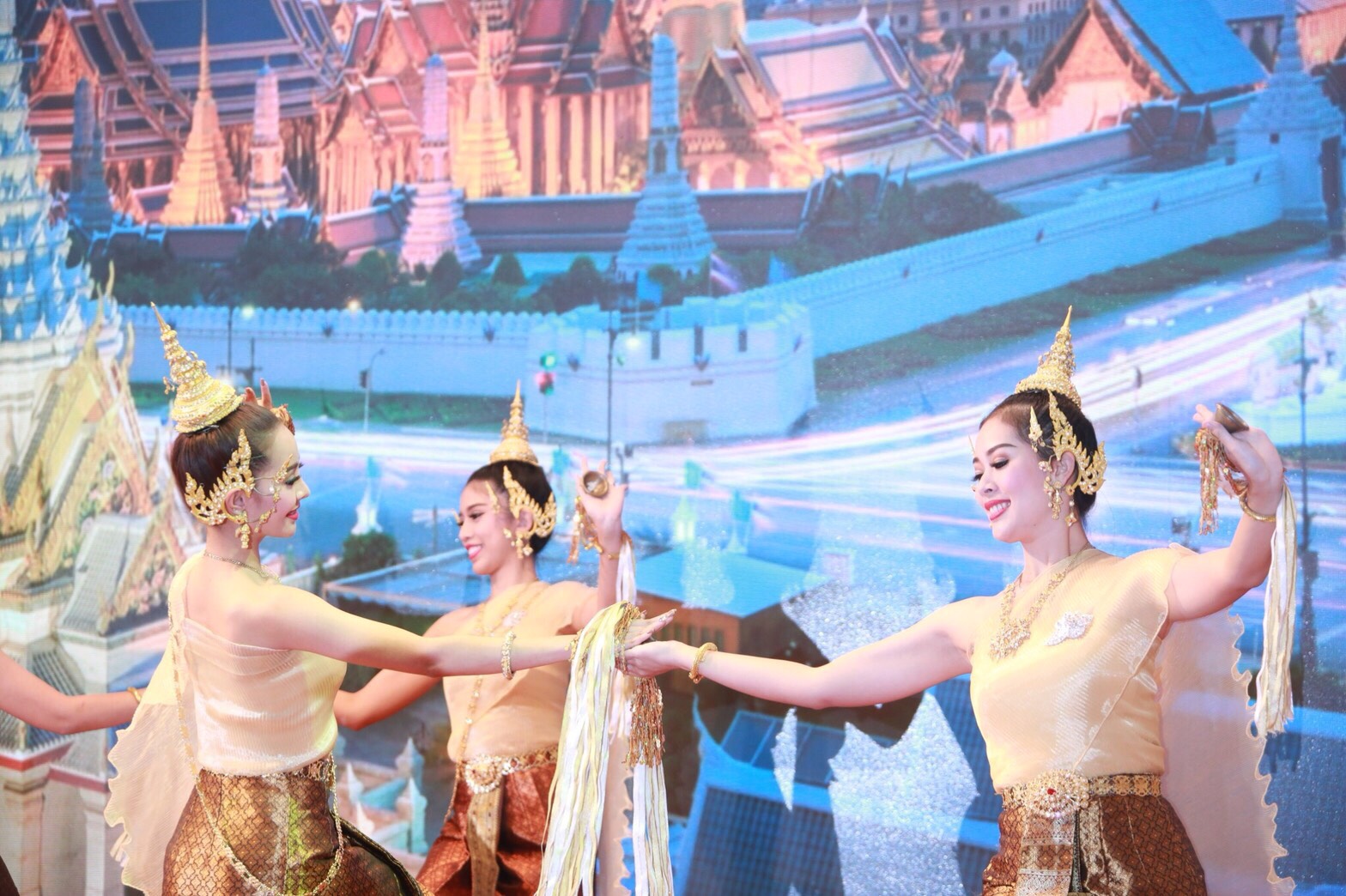 ๐๑๒ เมื่อวันที่ ๙ พฤศจิกายน ๒๕๖๐ นายกสมาคมภริยาฯ เป็นประธานจัดงานวันคล้ายวันสถาปนาสมาคมฯ ครบรอบ ๒๗ ปี ณ ที่ทำการสมาคมฯ (ตึกโดม) ภายในกรมการพลังงานทหาร ศูนย์การอุตสาหกรรมป้องกันประเทศและพลังงานทหาร เขตราชเทวี และ ห้องพินิตประชานาถในศาลาว่าการกลาโหม