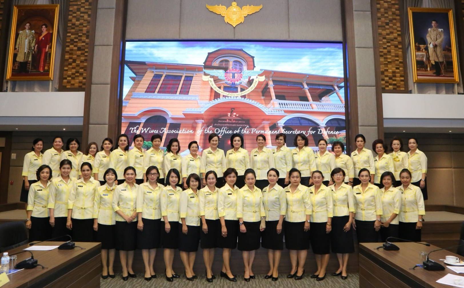 ๑๑๐ เมื่อวันที่ ๒๕ กันยายน ๒๕๖๑ นายกสมาคมภริยาฯ เป็นประธานการประชุม คณะกรรมการสมาคมฯครั้งที่ ๔/๒๕๖๑ เพื่อรายงานสรุปผลการปฏิบัติงานของสมาคมฯ ตลอดปีที่ผ่านมา ณ ห้องประชุม ชั้น ๖ อาคารสำนักงานปลัดกระทรวงกลาโหม พื้นที่ถนนศรีสมาน จ.นนทบุรี