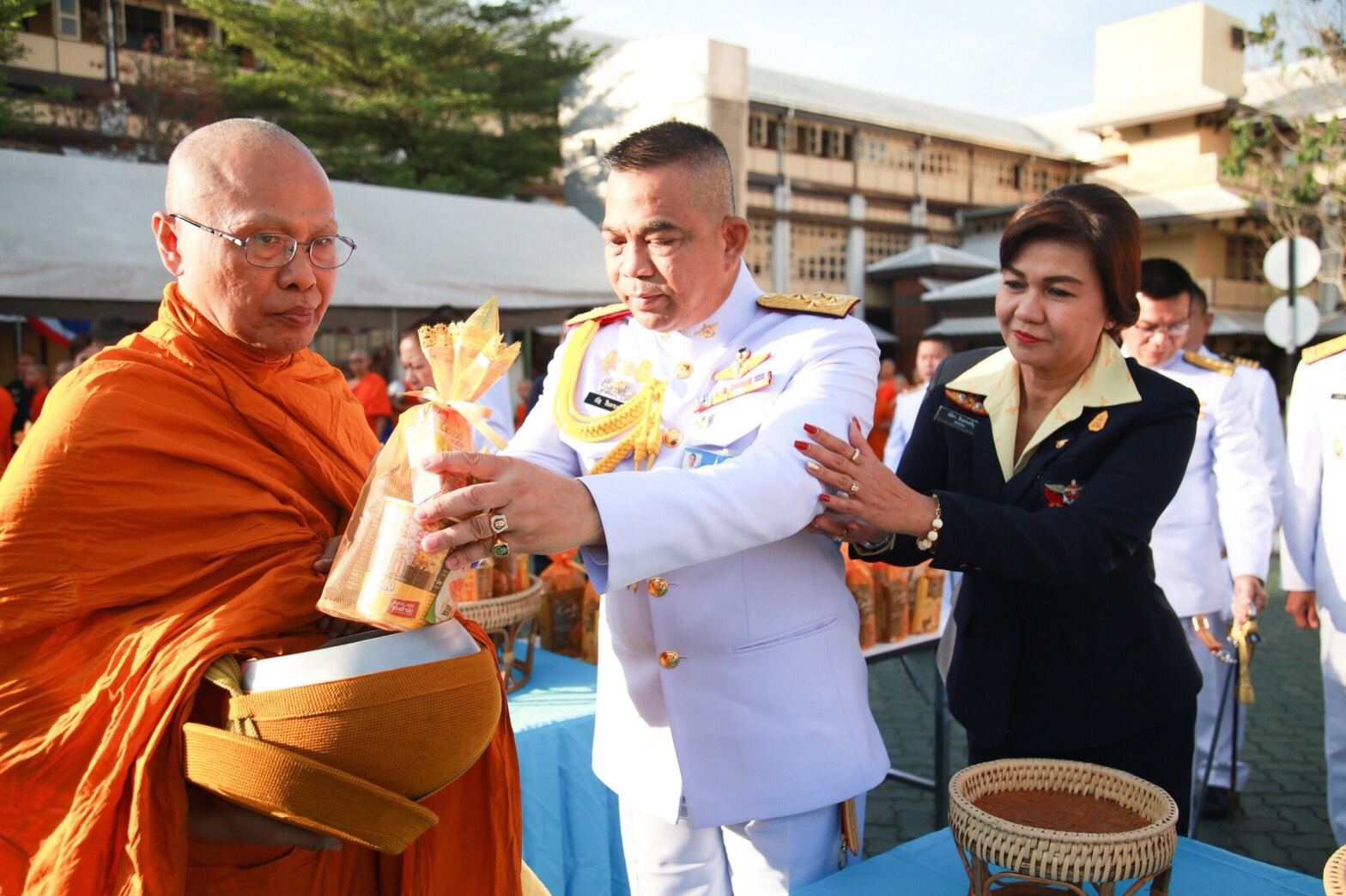 ๐๑๘ เมื่อวันที่ ๔ ธันวาคม ๒๕๖๐ นายกสมาคมภริยาฯ พร้อมด้วยคณะกรรมการฯ ร่วมพิธีทำบุญตักบาตร เพื่อถวายเป็นพระราชกุศล แด่ พระบาทสมเด็จพระปรมินทรมหาภูมิพลอดุลยเดช บรมนาถบพิตร เนื่องในวันคล้ายวันพระราชสมภพ ๕ ธันวาคม ๒๕๖๐ ณ ลานอเนกประสงค์ ในศาลาว่าการกลาโหม
