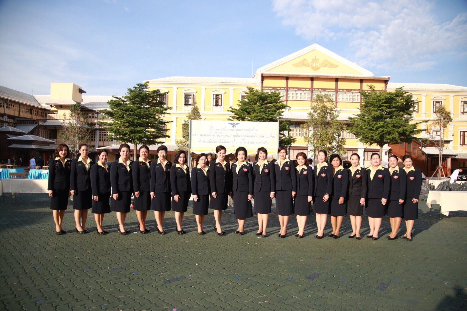 ๐๑๘ เมื่อวันที่ ๔ ธันวาคม ๒๕๖๐ นายกสมาคมภริยาฯ พร้อมด้วยคณะกรรมการฯ ร่วมพิธีทำบุญตักบาตร เพื่อถวายเป็นพระราชกุศล แด่ พระบาทสมเด็จพระปรมินทรมหาภูมิพลอดุลยเดช บรมนาถบพิตร เนื่องในวันคล้ายวันพระราชสมภพ ๕ ธันวาคม ๒๕๖๐ ณ ลานอเนกประสงค์ ในศาลาว่าการกลาโหม