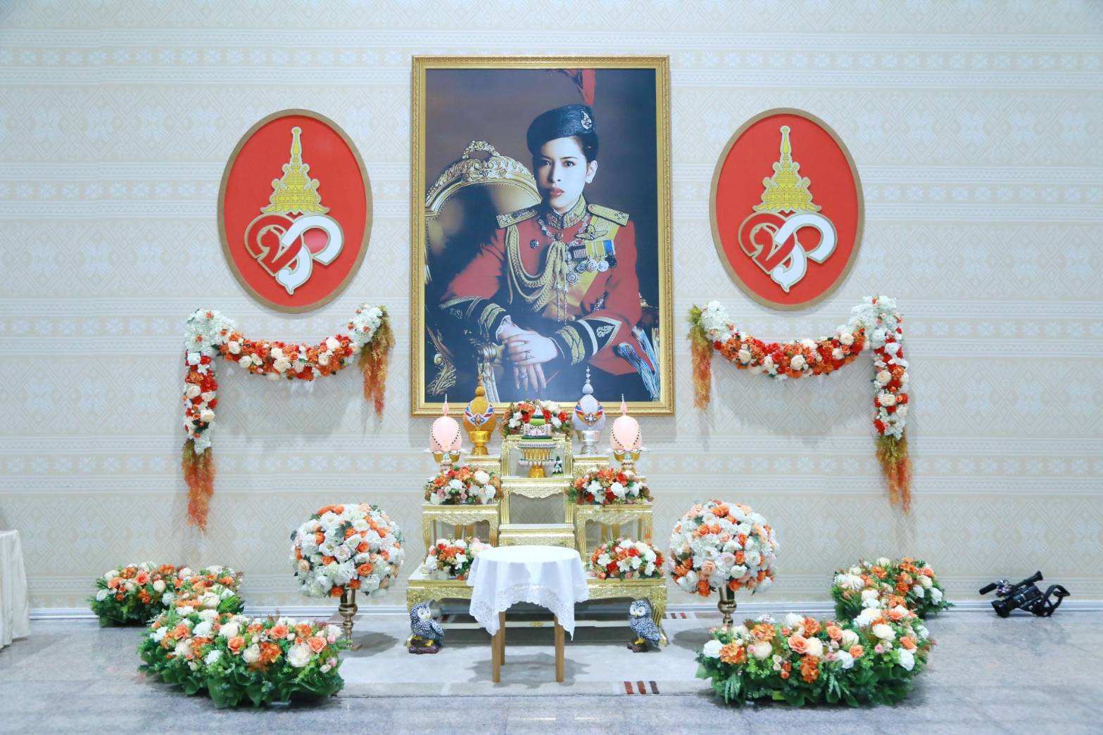 001 เมื่อวันที่ ๓ ตุลาคม ๒๕๖๒ นายกสมาคมภริยาฯ พร้อมด้วยคณะกรรมการฯ ร่วมลงนามถวายพระพรชัยมง...