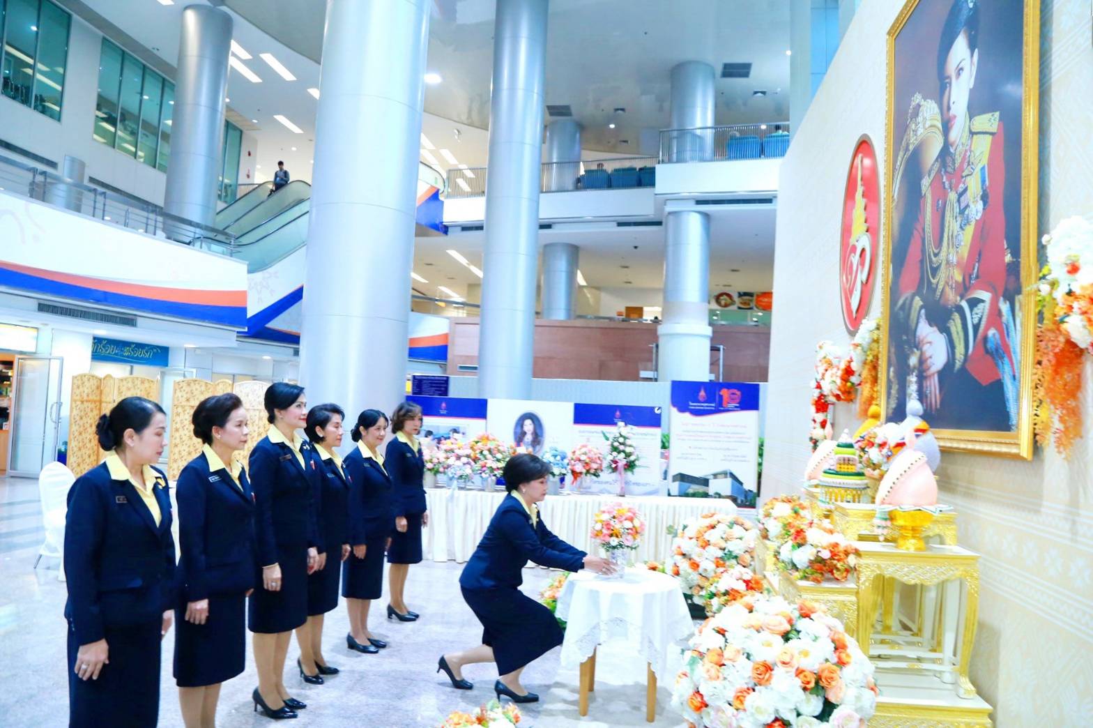 001 เมื่อวันที่ ๓ ตุลาคม ๒๕๖๒ นายกสมาคมภริยาฯ พร้อมด้วยคณะกรรมการฯ ร่วมลงนามถวายพระพรชัยมงคลและทอดถวายแจกันดอกไม้สด สมเด็จเจ้าฟ้าฯ กรมพระศรีสวางควัฒนวรขัตติยราชนารี ณ โรงพยาบาลจุฬาภรณ์ เขตหลักสี่ กรุงเทพฯ