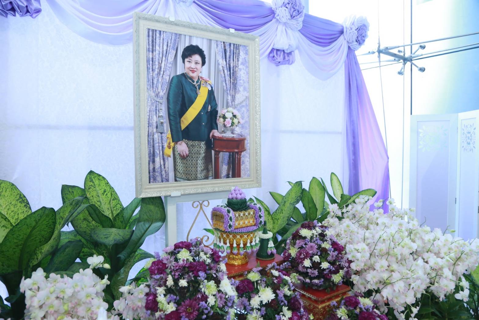 002 เมื่อวันที่ ๓ ตุลาคม ๒๕๖๒ นายกสมาคมภริยาฯ พร้อมด้วยคณะกรรมการฯ ร่วมลงนามถวายพระพรชัยมงคลและทอ...