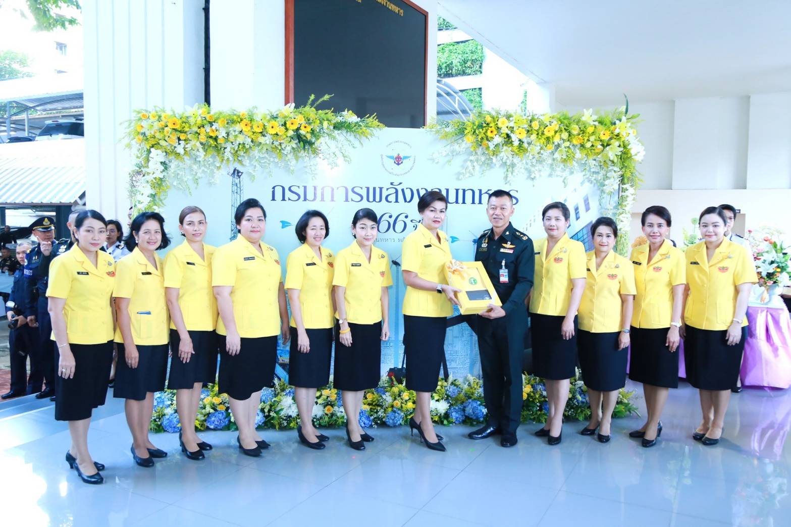 004 เมื่อวันที่ ๗ ตุลาคม ๒๕๖๒ นายกสมาคมภริยาฯ พร้อมด้วยคณะกรรมการฯ ร่วมงานวันคล้ายวันสถาปนากรมการพลังงานทหาร ศูนย์การอุตสาหกรรมป้องกันประเทศและพลังงานทหาร ครบรอบปีที่ ๖๖ ณ ห้องโป่งทรายคำ ชั้น ๗ กรมการพลังงานทหารฯ เขตราชเทวี กรุงเทพฯ