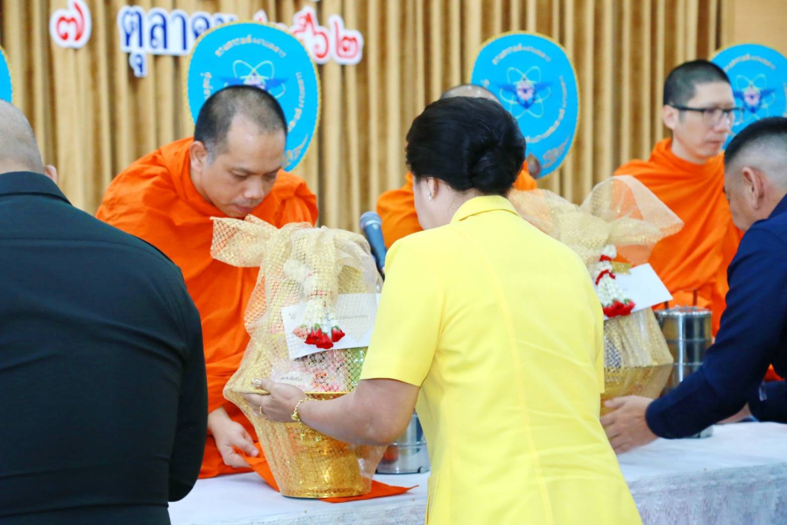 004 เมื่อวันที่ ๗ ตุลาคม ๒๕๖๒ นายกสมาคมภริยาฯ พร้อมด้วยคณะกรรมการฯ ร่วมงานวันคล้ายวันสถาปนากรมการพลังงานทหาร ศูนย์การอุตสาหกรรมป้องกันประเทศและพลังงานทหาร ครบรอบปีที่ ๖๖ ณ ห้องโป่งทรายคำ ชั้น ๗ กรมการพลังงานทหารฯ เขตราชเทวี กรุงเทพฯ
