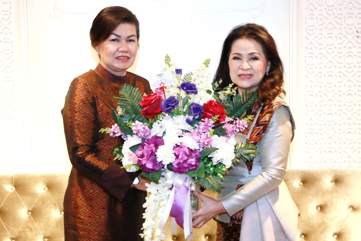 006 เมื่อวันที่ ๘ ตุลาคม ๒๕๖๒ นายกสมาคมภริยาฯ พร้อมด้วยคณะกรรมการ ฯ ให้การต้อนรับ แพทย์หญิงวิไลภรณ์ วงษ์วาท นายกสมาคมแม่บ้านทหารอากาศและคณะ ในโอกาสที่เข้ารับตำแหน่งใหม่ ณ ห้องรับรองแขกต่างประเทศ ชั้น M อาคารสำนักงานปลัดกระทรวงกลาโหม (พื้นที่ถนนศรีสมาน)