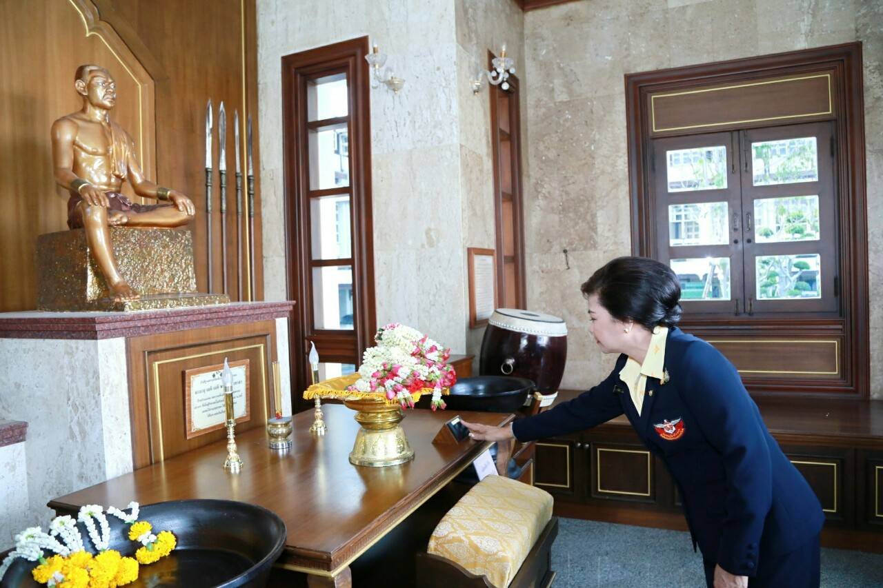 007 เมื่อวันที่ ๙ ตุลาคม ๒๕๖๒ นายกสมาคมภริยาฯ นำคณะกรรมการฯ สักการะสิ่งศักดิ์สิทธิ์ ภายในศาลาว่าการกลาโหมและศาลหลักเมือง เพื่อความเป็นสิริมงคลก่อนเริ่มปฏิบัติงานในปีงบประมาณใหม่ ณ ศาลาว่าการกลาโหม เขตพระนคร กรุงเทพฯ