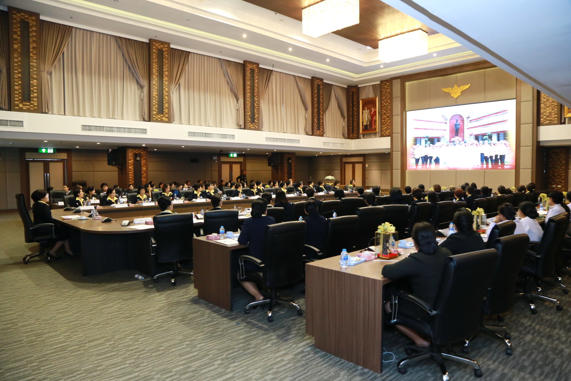 008 เมื่อวันที่ ๙ ตุลาคม ๒๕๖๒ นายกสมาคมภริยาฯ เป็นประธานการประชุมใหญ่สามัญประจำปีงบประมาณ ๒๕๖๓ เพื่อมอบนโยบายและแนวทางการทำงานให้แก่สมาชิกสามัญและสมาชิกวิสามัญ ณ ห้องประชุม ชั้น ๖ อาคารสำนักงานปลัดกระทรวงกลาโหม (พื้นที่ศรีสมาน)
