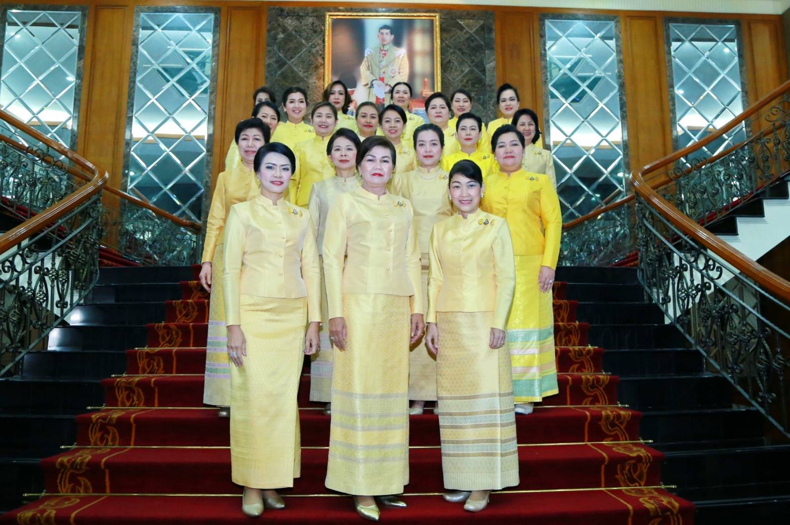 009 เมื่อวันที่ ๑๑ ตุลาคม ๒๕๖๒ นายกสมาคมภริยาฯ พร้อมด้วยคณะกรรมการฯ ร่วมพิธีทำบุญตักบาตรและพิธีสวดพระพุทธมนต์ ถวายเป็นพระราชกุศลแด่ พระบาทสมเด็จพระบรมชนกาธิเบศร มหาภูมิพลอดุลยเดชมหาราช บรมนาถบพิตร เนื่องในโอกาสวันคล้ายวันสวรรคต ณ ศาลาว่าการกลาโหม เขตพระนคร กรุงเทพฯ