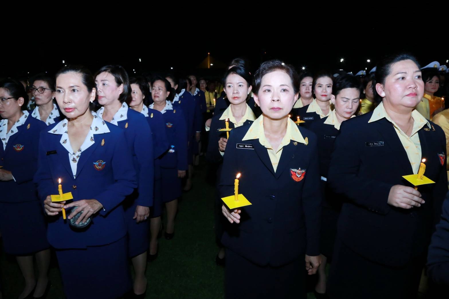 011 เมื่อวันที่ ๑๓ ตุลาคม ๒๕๖๒ คุณกาญจนา พิพิธวณิชการ เลขานุการสมาคมภริยาฯ เป็นผู้แทนนายกสมาคมฯ พร้อมด้วยคณะกรรมการฯ ร่วมพิธีจุดเทียน น้อมรำลึกในพระมหากรุณาธิคุณ เนื่องในวันคล้ายวันสวรรคต พระบาทสมเด็จพระบรมชนกาธิเบศร มหาภูมิพลอดุลยเดชมหาราช บรมนาถบพิตร ณ มณฑลพิธีท้องสนามหลวง กรุงเทพฯ