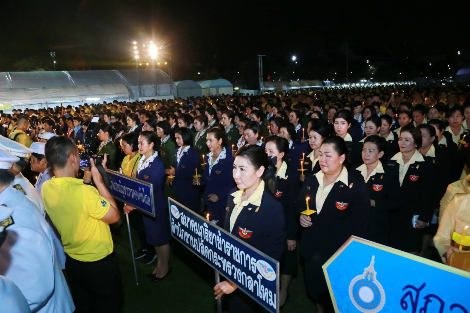 011 เมื่อวันที่ ๑๓ ตุลาคม ๒๕๖๒ คุณกาญจนา พิพิธวณิชการ เลขานุการสมาคมภริยาฯ เป็นผู้แทนนายกสมาคมฯ พร้อมด้วยคณะกรรมการฯ ร่วมพิธีจุดเทียน น้อมรำลึกในพระมหากรุณาธิคุณ เนื่องในวันคล้ายวันสวรรคต พระบาทสมเด็จพระบรมชนกาธิเบศร มหาภูมิพลอดุลยเดชมหาราช บรมนาถบพิตร ณ มณฑลพิธีท้องสนามหลวง กรุงเทพฯ