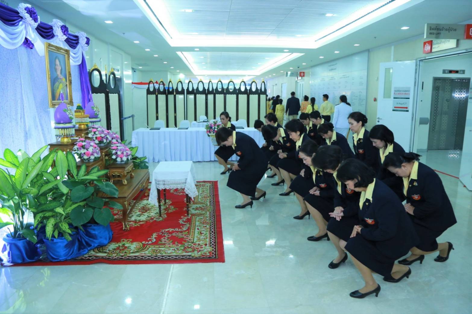 012 เมื่อวันที่ ๑๙ ตุลาคม ๒๕๖๒ นายกสมาคมภริยาฯ พร้อมด้วยคณะกรรมการฯ ร่วมทอดถวายแจกันดอกไม้สดและลง...