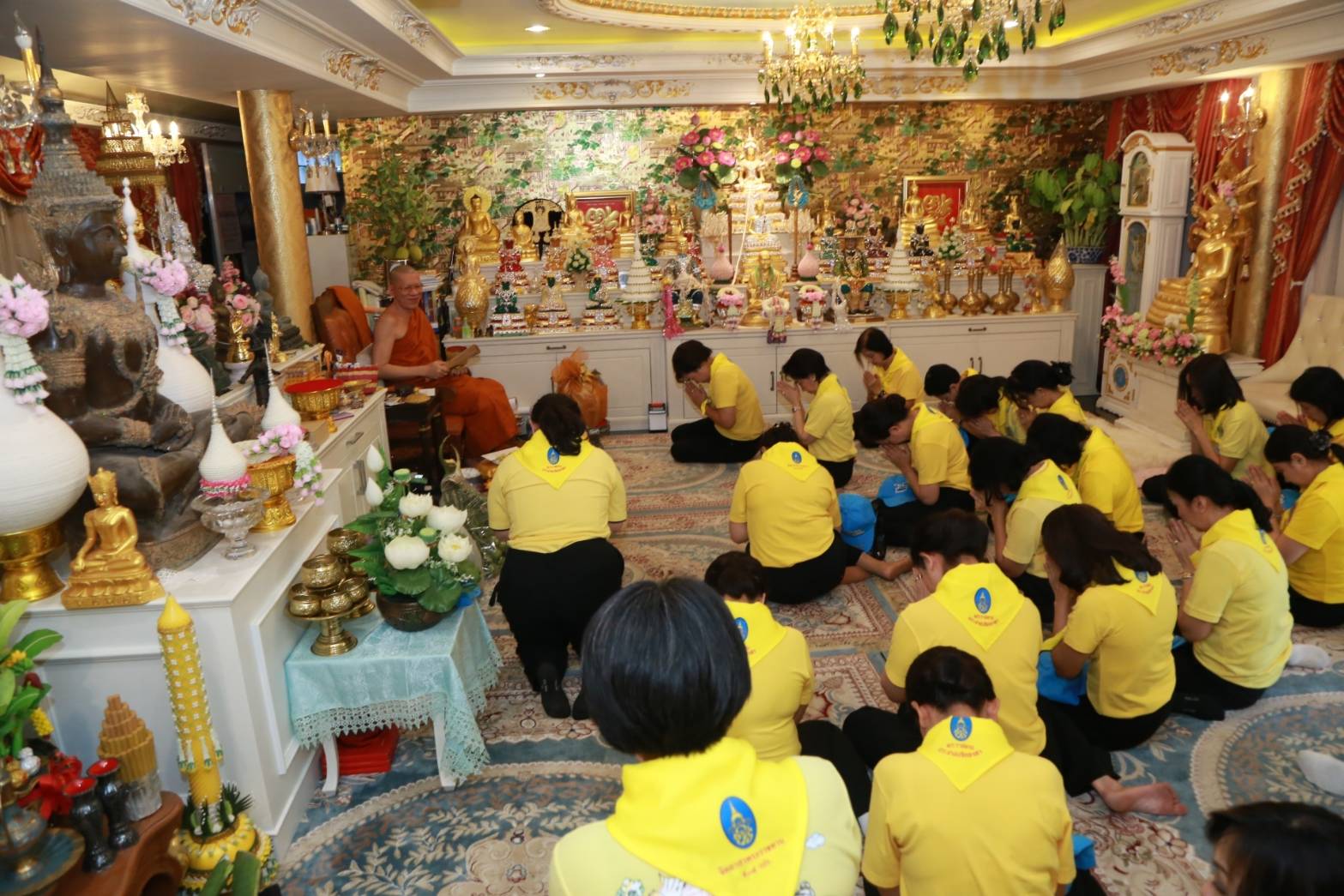 014 เมื่อวันที่ ๑๘ ตุลาคม ๒๕๖๒ นายกสมาคมภริยาฯ นำคณะกรรมการฯ และกำลังพลของหน่วยขึ้นตรง สำนักงานปลัดกระทรวงกลาโหม ร่วมกันทำกิจกรรม"จิตอาสาพัฒนาปรับภูมิทัศน์ ทำความสะอาดศาสนสถาน" ณ วัดหงส์รัตนารามราชวรวิหาร แขวงวัดอรุณราชวราราม เขตบางกอกใหญ่ กรุงเทพฯ