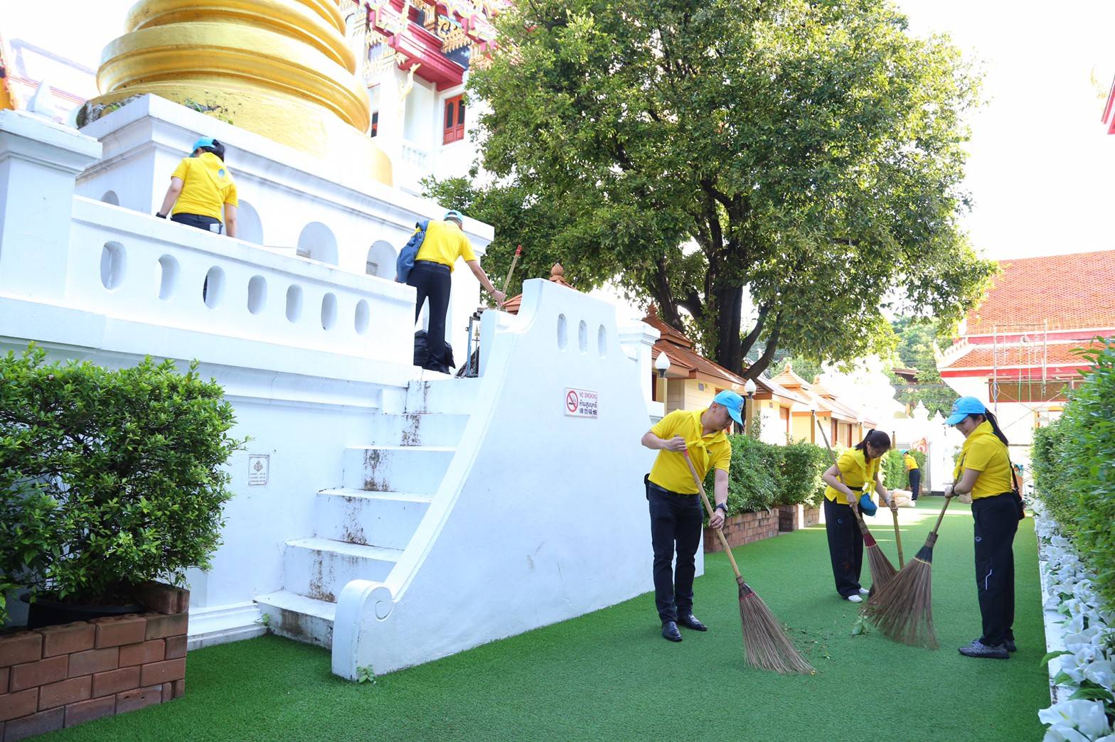 014 เมื่อวันที่ ๑๘ ตุลาคม ๒๕๖๒ นายกสมาคมภริยาฯ นำคณะกรรมการฯ และกำลังพลของหน่วยขึ้นตรง สำนักงานปลัดกระทรวงกลาโหม ร่วมกันทำกิจกรรม"จิตอาสาพัฒนาปรับภูมิทัศน์ ทำความสะอาดศาสนสถาน" ณ วัดหงส์รัตนารามราชวรวิหาร แขวงวัดอรุณราชวราราม เขตบางกอกใหญ่ กรุงเทพฯ
