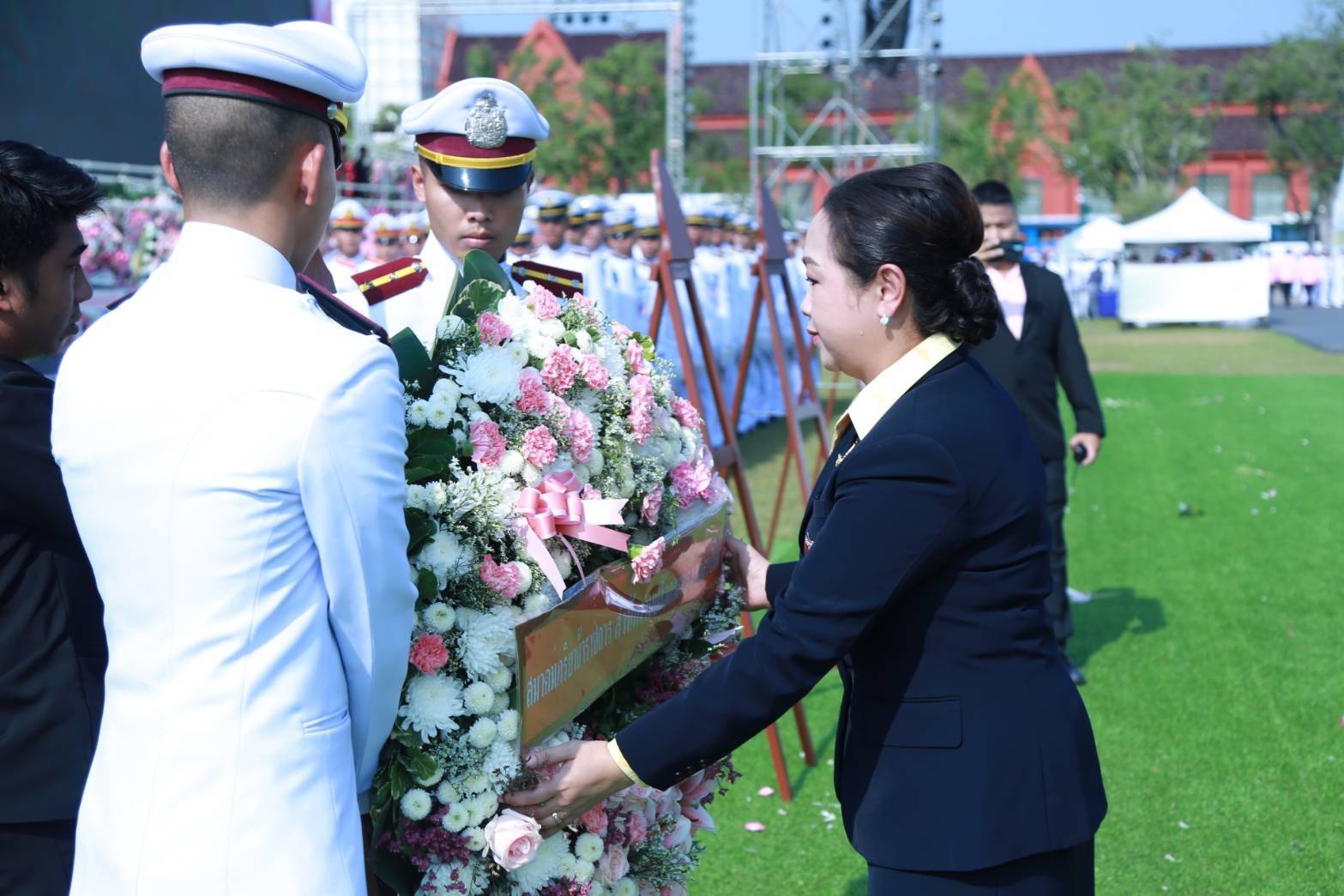 019 เมื่อวันที่ ๒๓ ตุลาคม ๒๕๖๒ คุณพุทธรักษา โรจน์พิมพ์พันธุ์ เป็นผู้แทนนายกสมาคมภริยาฯ พร้อมด้วยคณะกรรมการฯ ร่วมพิธีวางพวงมาลา น้อมรำลึกในพระมหากรุณาธิคุณ พระบาทสมเด็จพระจุลจอมเกล้าเจ้าอยู่หัว เนื่องในวันปิยมหาราช ณ มณฑลพิธีท้องสนามหลวง กรุงเทพฯ