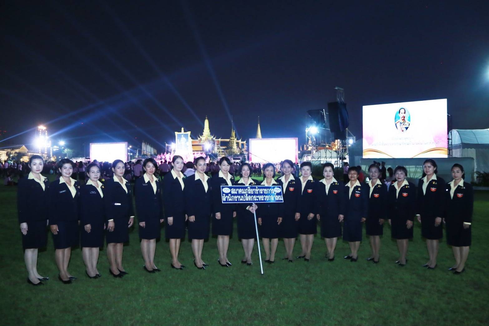 020 เมื่อวันที่ ๒๓ ตุลาคม ๒๕๖๒ คุณญาณนี ตันตระวาณิชย์ เป็นผู้แทนนายกสมาคมภริยาฯ พร้อมด้วยคณะกรรมการฯ ร่วมพิธีจุดเทียน น้อมรำลึกในพระมหากรุณาธิคุณ พระบาทสมเด็จพระจุลจอมเกล้าเจ้าอยู่หัว เนื่องในวันปิยมหาราช ณ มณฑลพิธีท้องสนามหลวง กรุงเทพฯ