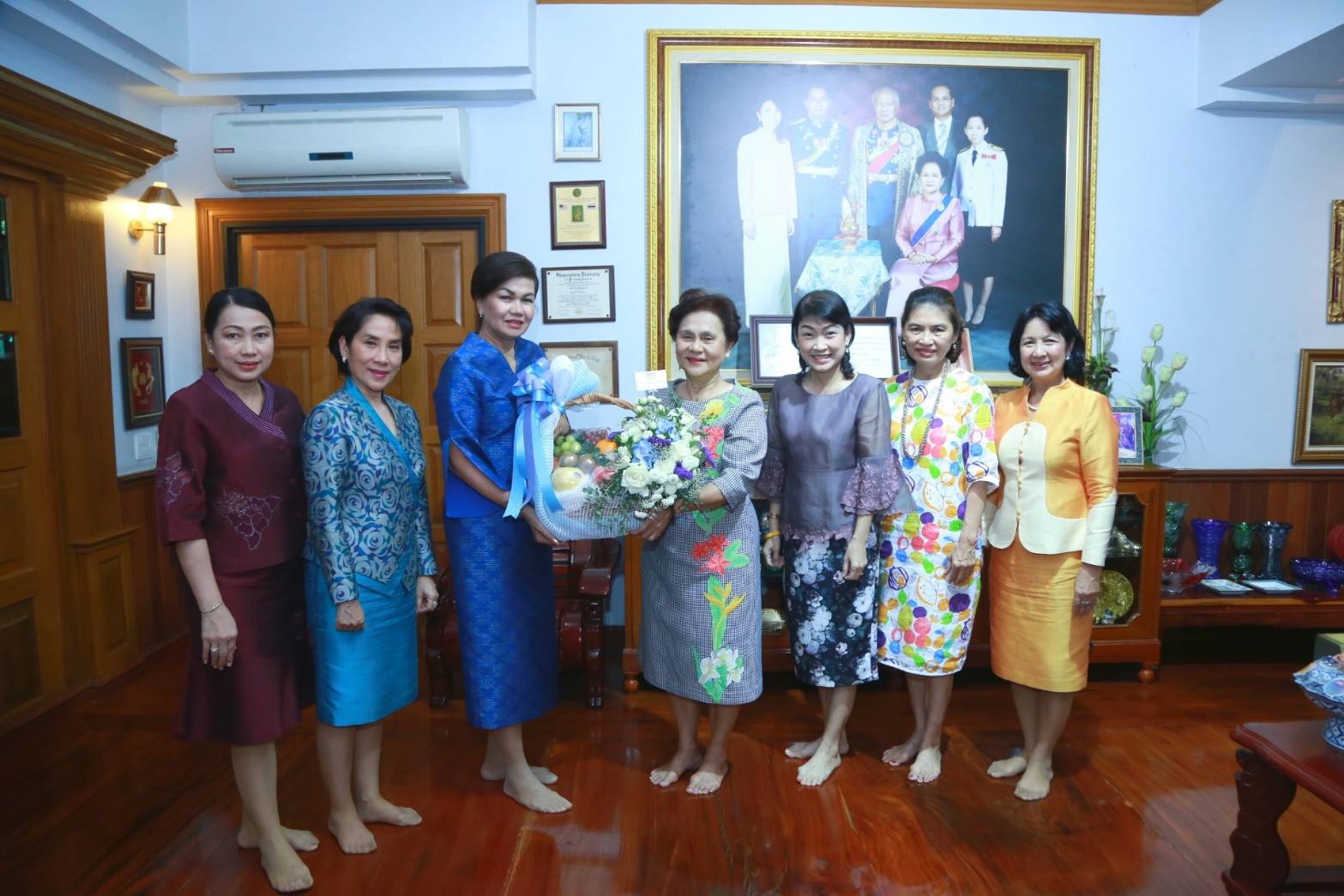022 เมื่อวันที่ ๒๘ ตุลาคม ๒๕๖๒ นายกสมาคมภริยาฯ พร้อมด้วยคณะกรรมการ ฯ เข้าเยี่ยมคารวะ พลโทหญิง วรนุช เบื้องบน อดีตนายกสมาคมฯ เพื่อเรียนเชิญร่วมงานวันคล้ายวันสถาปนาสมาคมฯ ณ บ้านพักเขตทวีวัฒนา กรุงเทพฯ