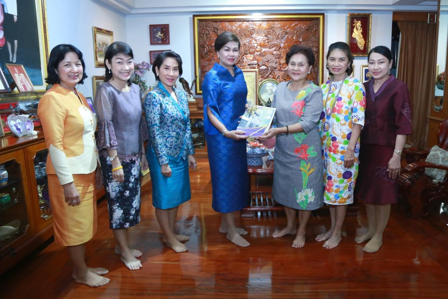 022 เมื่อวันที่ ๒๘ ตุลาคม ๒๕๖๒ นายกสมาคมภริยาฯ พร้อมด้วยคณะกรรมการ ฯ เข้าเยี่ยมคารวะ พลโทหญิง วรนุช เบื้องบน อดีตนายกสมาคมฯ เพื่อเรียนเชิญร่วมงานวันคล้ายวันสถาปนาสมาคมฯ ณ บ้านพักเขตทวีวัฒนา กรุงเทพฯ