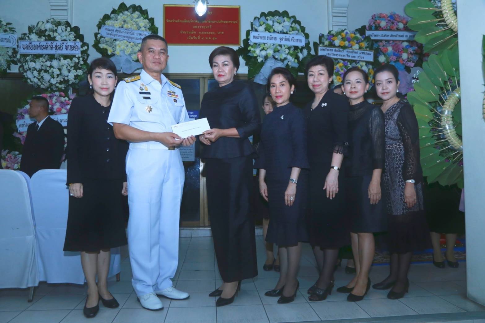 023 เมื่อวันที่ ๒๘ ตุลาคม ๒๕๖๒ นายกสมาคมภริยาฯ พร้อมด้วยคณะกรรมการฯ ร่วมพิธีสวดพระอภิธรรม คุณแม่สาลี่ นิลสมัย มารดาพลเรือเอก สมประสงค์ นิลสมัย รองปลัดกระทรวงกลาโหม ณ วัดเครือวัลย์วรวิหาร เขตบางกอกใหญ่ กรุงเทพฯ