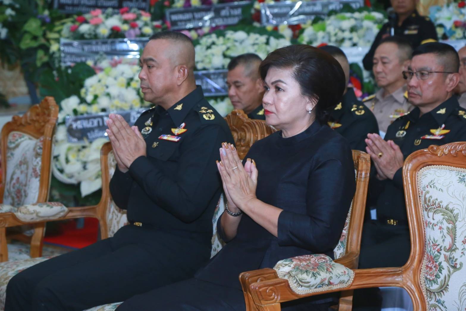 023 เมื่อวันที่ ๒๘ ตุลาคม ๒๕๖๒ นายกสมาคมภริยาฯ พร้อมด้วยคณะกรรมการฯ ร่วมพิธีสวดพระอภิธรรม คุณแม่สาลี่ นิลสมัย มารดาพลเรือเอก สมประสงค์ นิลสมัย รองปลัดกระทรวงกลาโหม ณ วัดเครือวัลย์วรวิหาร เขตบางกอกใหญ่ กรุงเทพฯ