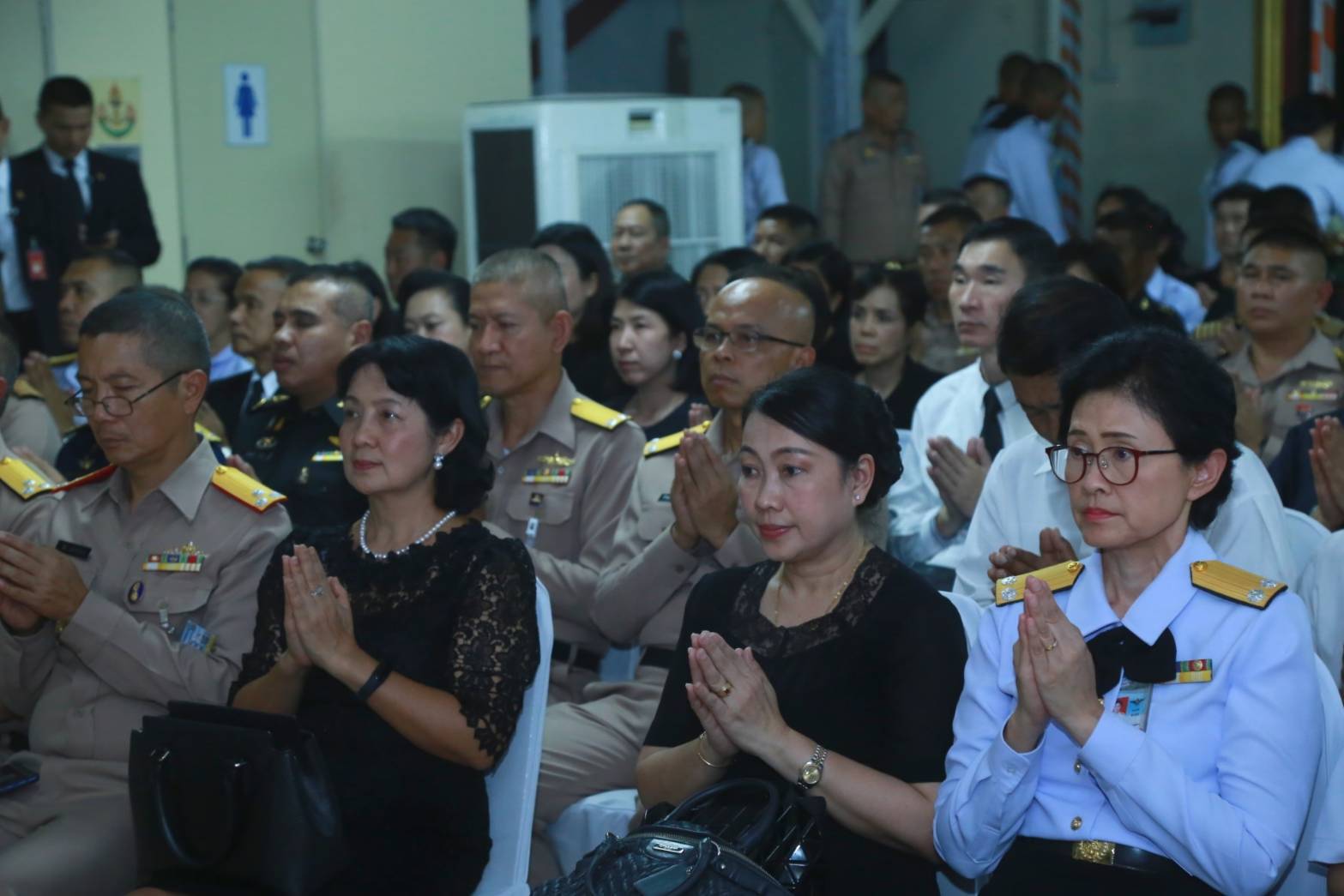 023 เมื่อวันที่ ๒๘ ตุลาคม ๒๕๖๒ นายกสมาคมภริยาฯ พร้อมด้วยคณะกรรมการฯ ร่วมพิธีสวดพระอภิธรรม คุณแม่สาลี่ นิลสมัย มารดาพลเรือเอก สมประสงค์ นิลสมัย รองปลัดกระทรวงกลาโหม ณ วัดเครือวัลย์วรวิหาร เขตบางกอกใหญ่ กรุงเทพฯ