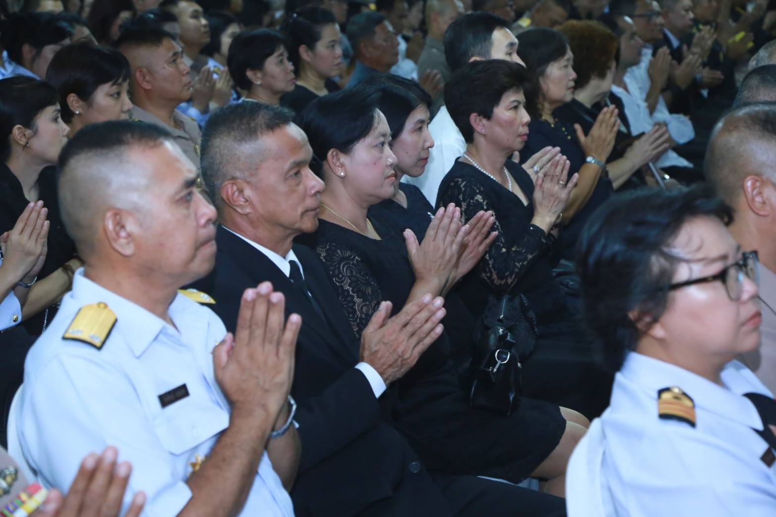 023 เมื่อวันที่ ๒๘ ตุลาคม ๒๕๖๒ นายกสมาคมภริยาฯ พร้อมด้วยคณะกรรมการฯ ร่วมพิธีสวดพระอภิธรรม คุณแม่สาลี่ นิลสมัย มารดาพลเรือเอก สมประสงค์ นิลสมัย รองปลัดกระทรวงกลาโหม ณ วัดเครือวัลย์วรวิหาร เขตบางกอกใหญ่ กรุงเทพฯ