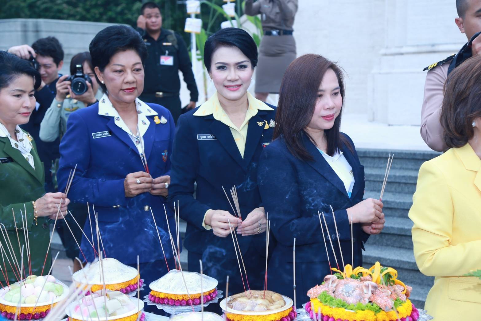 027 เมื่อวันที่ ๑๔ พฤศจิกายน ๒๕๖๒ คุณยุคลธร เกษโกวิท อุปนายกสมาคมภริยาฯ เป็นผู้แทนนายกสมาคมฯ พร้อมด้วยคณะกรรมการสมาคมฯ ร่วมพิธีบวงสรวง พระราชานุสาวรีย์ รัชกาลที่ ๖ ณ สวนลุมพินี กรุงเทพฯ