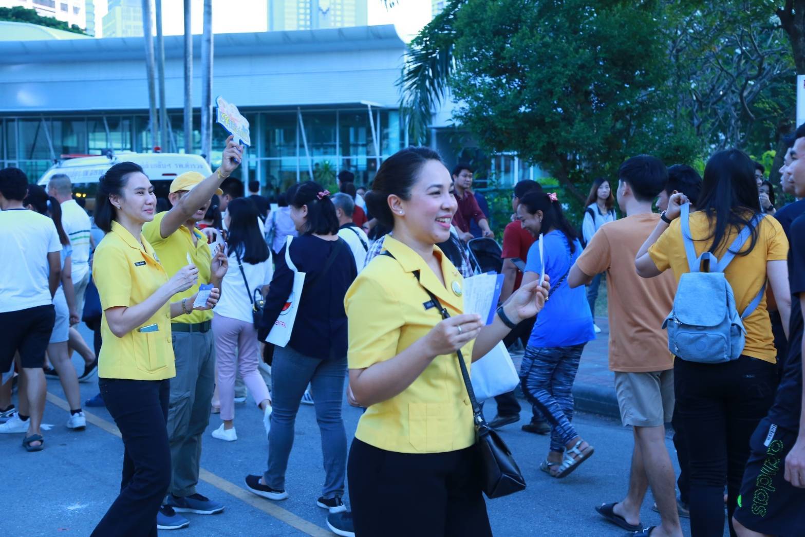 028 เมื่อวันเสาร์ที่ ๑๖ - วันอังคาร ๑๙ พฤศจิกายน ๒๕๖๒ นายกสมาคมภริยาฯ พร้อมด้วยคณะกรรมการฯ เจ้าหน้าที่เวรประจำร้านสมาคมฯ ให้การต้อนรับประชาชนที่มาร่วมกิจกรรมตักไข่ชิงโชค เกมส์ยิงปืนเลเซอร์ เลือกชมและเลือกซื้อผลิตภัณฑ์ภายในร้านของสมาคมฯ ณ สวนลุมพินี กรุงเทพฯ
