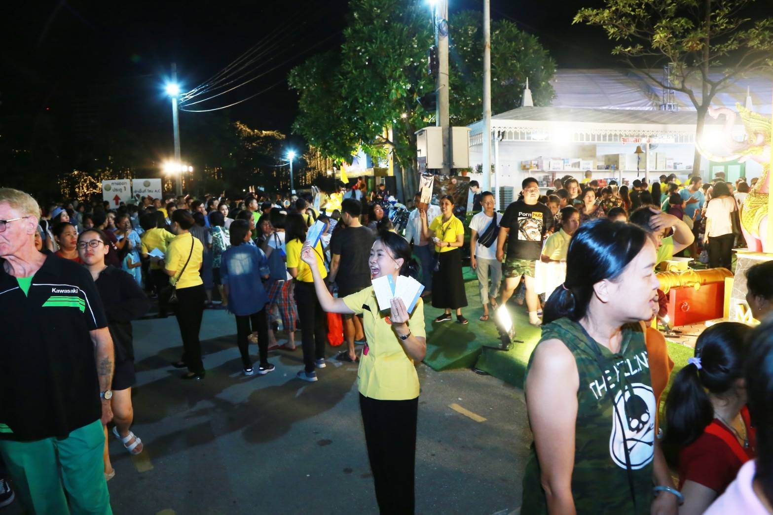 028 เมื่อวันเสาร์ที่ ๑๖ - วันอังคาร ๑๙ พฤศจิกายน ๒๕๖๒ นายกสมาคมภริยาฯ พร้อมด้วยคณะกรรมการฯ เจ้าหน้าที่เวรประจำร้านสมาคมฯ ให้การต้อนรับประชาชนที่มาร่วมกิจกรรมตักไข่ชิงโชค เกมส์ยิงปืนเลเซอร์ เลือกชมและเลือกซื้อผลิตภัณฑ์ภายในร้านของสมาคมฯ ณ สวนลุมพินี กรุงเทพฯ