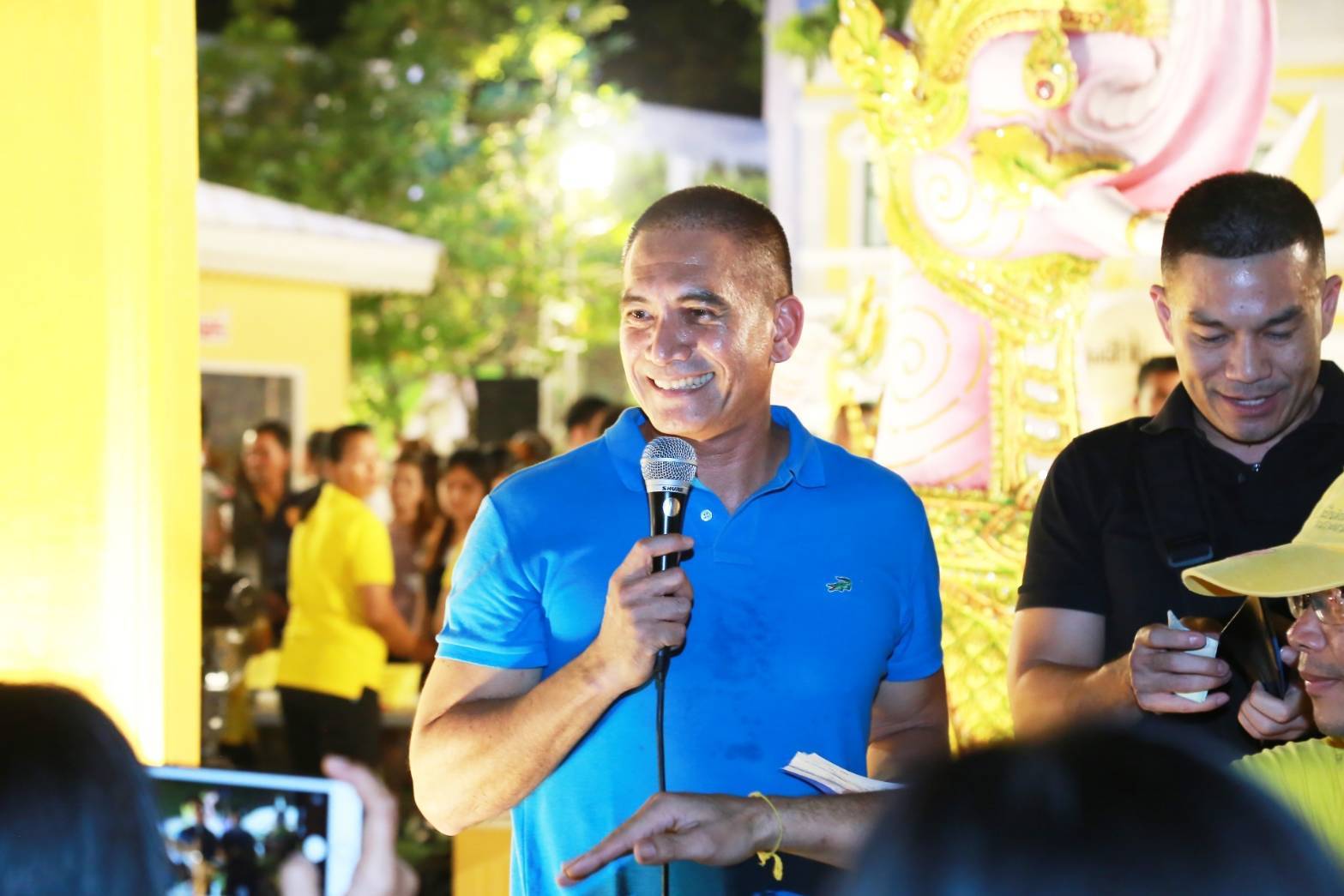 028 เมื่อวันเสาร์ที่ ๑๖ - วันอังคาร ๑๙ พฤศจิกายน ๒๕๖๒ นายกสมาคมภริยาฯ พร้อมด้วยคณะกรรมการฯ เจ้าหน้าที่เวรประจำร้านสมาคมฯ ให้การต้อนรับประชาชนที่มาร่วมกิจกรรมตักไข่ชิงโชค เกมส์ยิงปืนเลเซอร์ เลือกชมและเลือกซื้อผลิตภัณฑ์ภายในร้านของสมาคมฯ ณ สวนลุมพินี กรุงเทพฯ