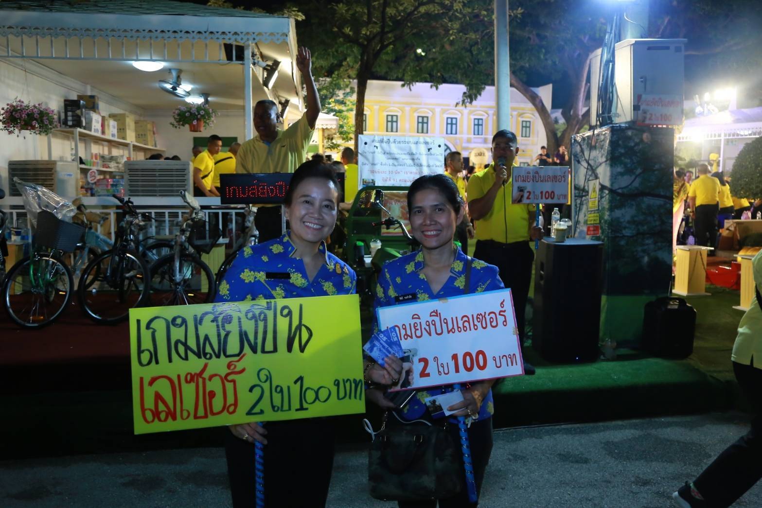 028 เมื่อวันเสาร์ที่ ๑๖ - วันอังคาร ๑๙ พฤศจิกายน ๒๕๖๒ นายกสมาคมภริยาฯ พร้อมด้วยคณะกรรมการฯ เจ้าหน้าที่เวรประจำร้านสมาคมฯ ให้การต้อนรับประชาชนที่มาร่วมกิจกรรมตักไข่ชิงโชค เกมส์ยิงปืนเลเซอร์ เลือกชมและเลือกซื้อผลิตภัณฑ์ภายในร้านของสมาคมฯ ณ สวนลุมพินี กรุงเทพฯ