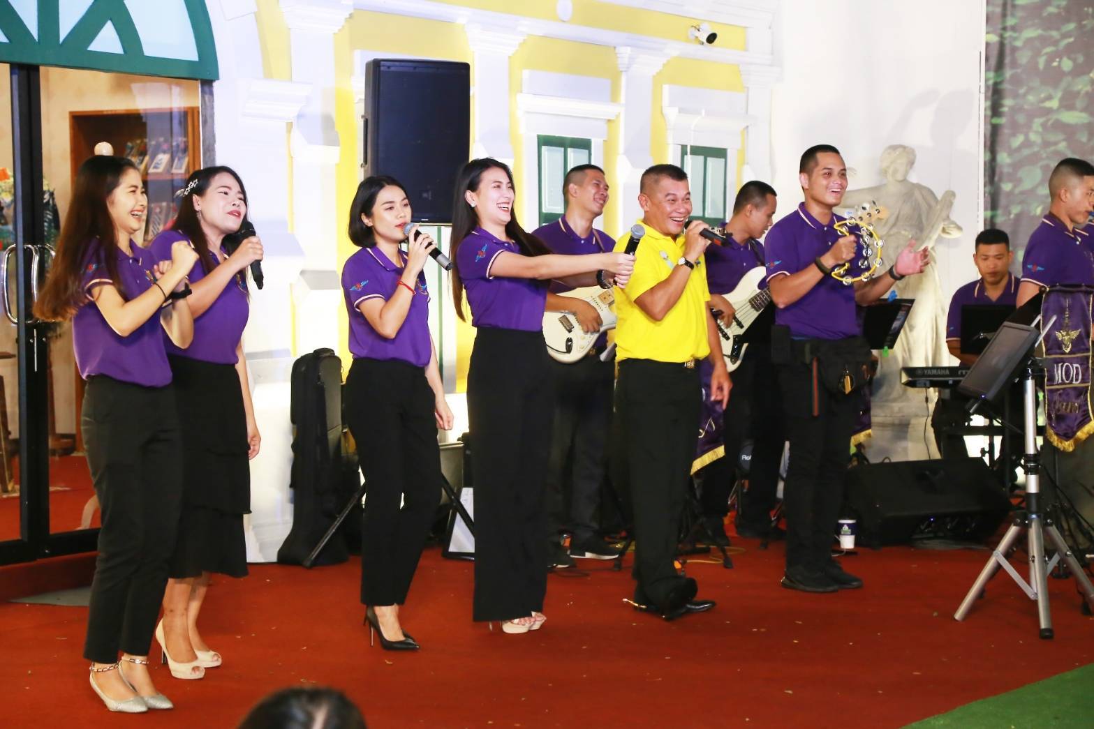 028 เมื่อวันเสาร์ที่ ๑๖ - วันอังคาร ๑๙ พฤศจิกายน ๒๕๖๒ นายกสมาคมภริยาฯ พร้อมด้วยคณะกรรมการฯ เจ้าหน้าที่เวรประจำร้านสมาคมฯ ให้การต้อนรับประชาชนที่มาร่วมกิจกรรมตักไข่ชิงโชค เกมส์ยิงปืนเลเซอร์ เลือกชมและเลือกซื้อผลิตภัณฑ์ภายในร้านของสมาคมฯ ณ สวนลุมพินี กรุงเทพฯ