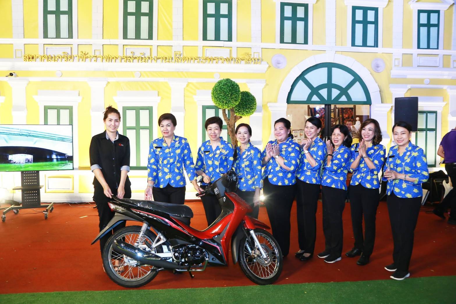 028 เมื่อวันเสาร์ที่ ๑๖ - วันอังคาร ๑๙ พฤศจิกายน ๒๕๖๒ นายกสมาคมภริยาฯ พร้อมด้วยคณะกรรมการฯ เจ้าหน้าที่เวรประจำร้านสมาคมฯ ให้การต้อนรับประชาชนที่มาร่วมกิจกรรมตักไข่ชิงโชค เกมส์ยิงปืนเลเซอร์ เลือกชมและเลือกซื้อผลิตภัณฑ์ภายในร้านของสมาคมฯ ณ สวนลุมพินี กรุงเทพฯ